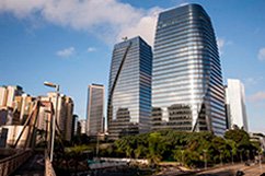 Torres corporativas assinadas pelo escritório americano Pelli Clarke Pelli recebem tratamento acústico