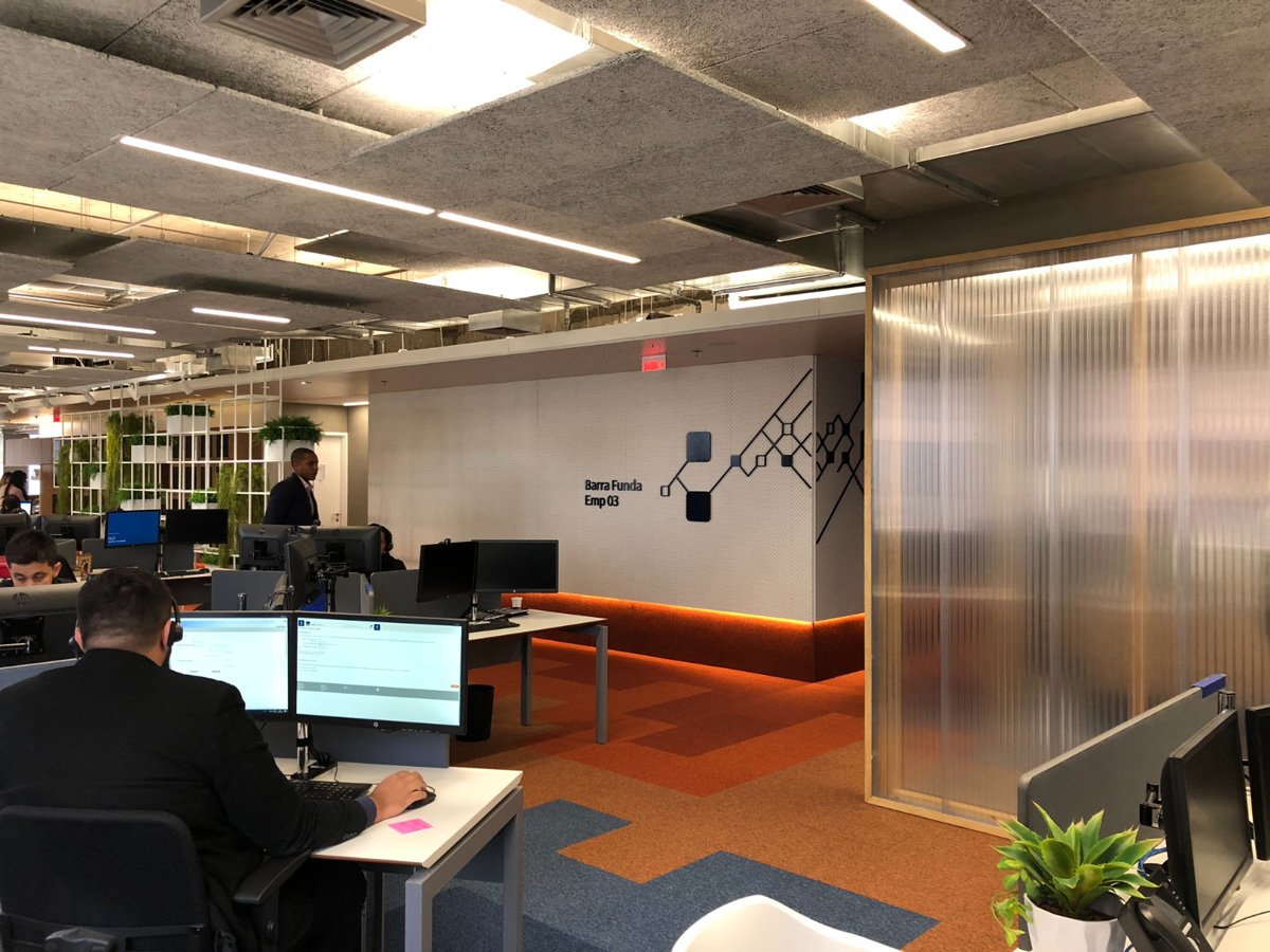 Escritório de agências digitais do Banco Itaú recebe tratamento acústico para abrigar um novo modelo de trabalho