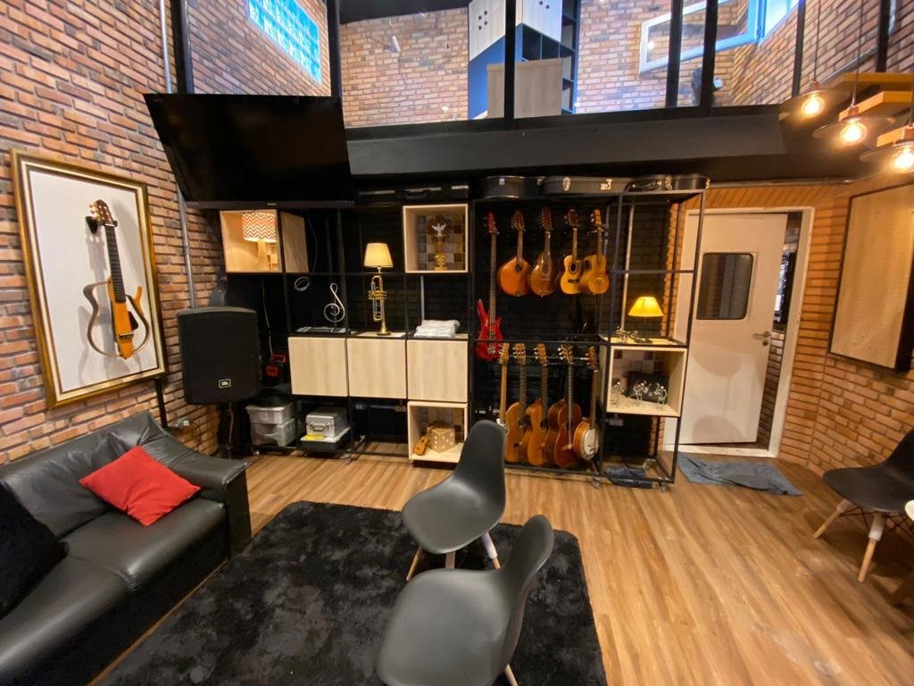 Projeto de home studio de ensaio e gravação em área residencial traz conforto, funcionalidade e excelência acústica